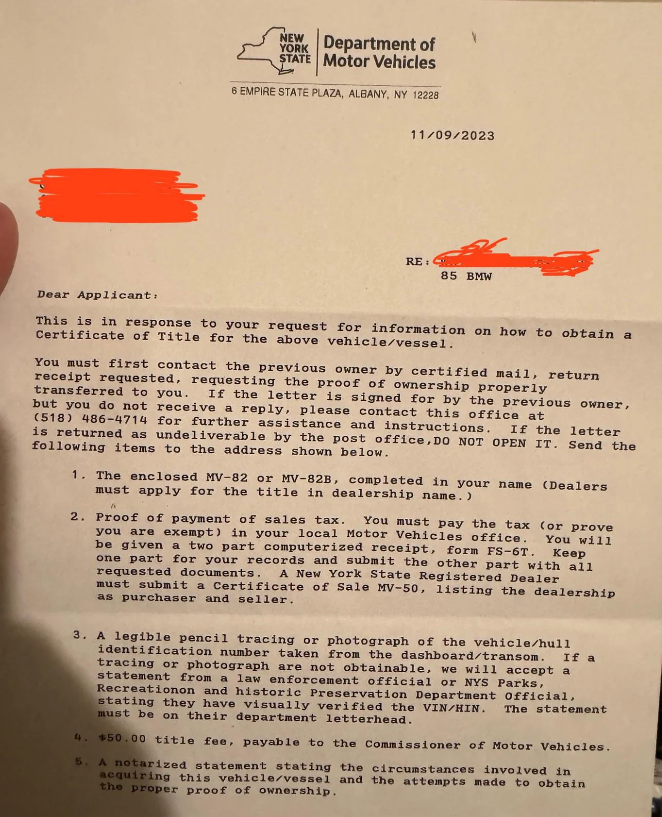 En el proceso de cómo registrar una moto en New York, el DMV ofrece diferentes opciones de placas. A continuación, te explicamos brevemente: 