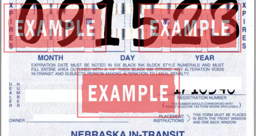 La "placa temporal" en Nebraska se presenta en dos formatos principales: si realizaste la compra a placas temporales de dealer Nebraska, el ejemplo físico es el In Transit Sticker, un adhesivo de papel que el dealer coloca en la placa trasera o en una ventana, indicando que el vehículo está legalmente en tránsito por 30 días para finalizar el proceso de sacar placas temporales de carro Nebraska. Si, por otro lado, la venta fue privada, no hay una calcomanía física; en este caso, la única "placa temporal" es la documentación legal obligatoria que debes llevar contigo en todo momento, que incluye el Título de propiedad firmado, la factura de venta y el comprobante de seguro válido.
