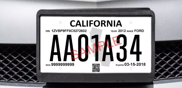 Ejemplo de placas temporales en California